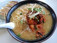 「キムチみそ　（大盛り）　＋餃子：サービス券」@くるまやラーメン 松本渚店の写真