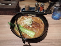 「十勝ホエー豚麺　赤みそ」@麺屋 開高 新千歳空港店の写真