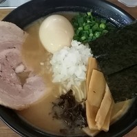 「鶏白湯 塩ラーメン（海老）７５０円＋味玉５０円」@へべれ家の写真