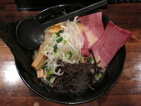 「馬骨スープラーメン（馬肉燻製２枚入り）：880円」@ラーメン良馬の写真