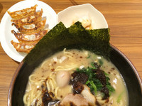 「黒ラーメン+肉汁餃子+エビ餃子」@横浜家系ラーメン 壱角家 新宿3丁目店の写真