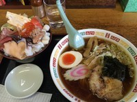 「ラーメン＋ミニ海鮮丼セット」@かもだの写真