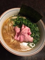 「【気まぐれ限定】小江戸黒豚の豚骨醤油ラーメン」@中華そば 四つ葉の写真