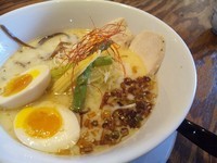 「濃熟鶏白湯トロ玉ラーメン　塩　　税込９７２円」@ラーメン とりたまの写真