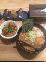 「赤味噌ラーメン＆豚丼」@麺屋 開高 新千歳空港店の写真