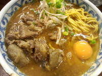 「牛スジ煮込ラーメン（９５０円）」@らー麺屋 バリバリジョニーの写真