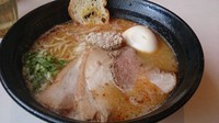 「鶏そば（醤油）+特性ﾄｯﾋﾟﾝｸﾞ」@はりけんラーメンの写真
