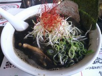 「【限定】黒アジ　（大盛り）」@俺らラーメン ちょもらんまの写真