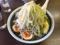 「ラーメン　麺少なめ　やさい・ニンニク　味玉」@ラーメン アカリケンの写真