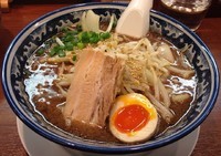 「焦がし醤油ラーメン黒の旨み＋ライス(700円＋100円)」@ゆなみ屋の写真