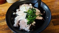 「黒豚ラーメン（味噌）麺固め」@知ったかぶりのブタの写真