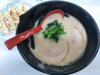 「とんこつ・しお　（並）　※味：濃いめ　＋餃子：サービス券」@麺屋 壱の写真