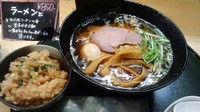 「ラーメンと煮玉子、チャーシュー混ぜご飯のセット850円」@麺屋中ひらの写真