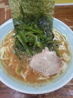 「ラーメン（並・カタメ）700円+くきわかめ200円」@まこと家の写真