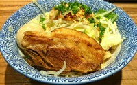 「汁なし油そば（ミニ）730円＋半熟煮玉子」@ラーメン燈郎の写真