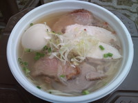 「イベント限定麺 北谷の塩ラーメン 味玉+肉増し」@ストライプ ヌードルズの写真