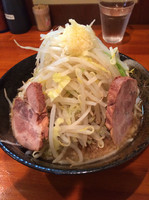 「らーめん ニンニク少な目 野菜増し」@ラーメン梅 梅島店の写真