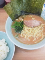 「ラーメン並（硬め濃いめ）\650＋ライス（サービス）」@横浜ラーメン 武蔵家 明大前店の写真
