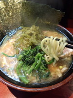 「醤油ラーメン700円+茎わかめ100円」@横浜家系 神田家の写真