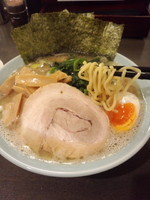 「豚骨醤油ラーメン700円+メンマ100円」@横浜家系ラーメン キラクの写真