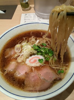 「醤油らーめん大盛」@らーめん鱗 茨木店の写真