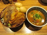 「辛つけ麺＋ステーキ＋味玉Ｗ（１３３０円）」@ラーメン燈郎の写真