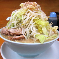 「ラーメン 700円（麺ヤワメ・ヤサイマシマシ・ニンニク・アブ」@ラーメン二郎 新橋店の写真