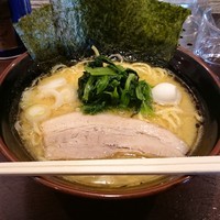 「豚骨醤油らーめん」@横濱家系ラーメン 祭家の写真
