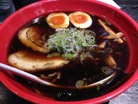 「富山ブラック味玉らーめん　￥８８０」@麺家いろは 京都駅ビル店の写真