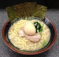 「らーめん 680円　＋　味玉 100円」@横浜家系ラーメン 横田家の写真