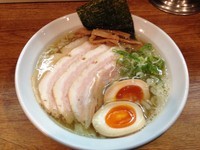 「特製らぁめん（しお）」@ラーメン 月麺の写真