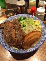 「ラーメン並+牛ステーキ（800+300）」@ラーメン燈郎の写真