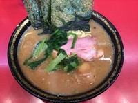 「らーめん中盛り+味玉」@家系総本山 ラーメン吉村家の写真