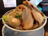 「ガジ麺しょうゆ（300g）+小ブタ+味玉」@ラーメン ガジロー 岐阜支店の写真