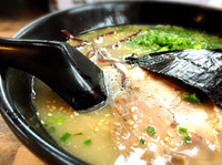 「豚骨ラーメン」@とんこつ名人 かつみ屋 本店の写真