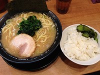 「醤油豚骨ラーメン+サービスライス」@横浜家系ラーメン 浅草家の写真