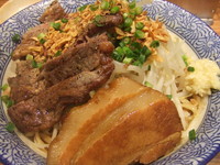 「汁なし油そば＋牛ステーキ　８００円＋３００円」@ラーメン燈郎の写真