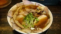 「旨味醤油らーめん：生チャーシュー追加」@麬にかけろ 中崎壱丁 中崎商店會1-6-18号ラーメンの写真