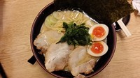 「得松田家　豚骨醤油（大盛）＋サービスライス」@横浜家系ラーメン 松田家 日本橋室町店の写真