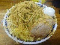 「小ラーメン（730円）＋かつお魚粉＋煮玉子　ニンニク」@ラーメン二郎 新小金井街道店の写真