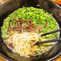 「博多長浜ラーメン（バリカタ×2）+ネギ　850円」@博多長浜ラーメン まるながの写真