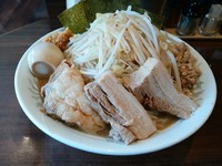 「醤油らーめん野菜多めにんにく＋全部のせ」@麺喰亭 まんぷくの写真