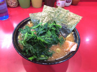 「チャーシュー麺750円＋生ほうれん草100円」@家系総本山 ラーメン吉村家の写真