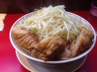 「ラーメン・ブタ増し(２こ)」@用心棒の写真