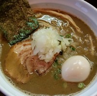 「特濃鶏白湯煮干  ８５０円（３周年記念限定）＋味玉」@麺や 飛来の写真