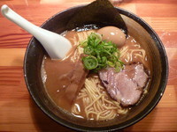 「らーめん（中盛）　７８０円＋味玉サービス」@瞠 池袋店の写真