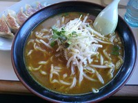 「カレーラーメン （大盛り）　＋餃子：サービス券」@くるまやラーメン 松本渚店の写真
