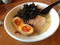 「岩海苔らぁめん＋味玉、830円＋100円」@博多拉麺 一休 本店の写真