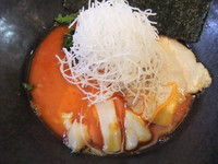 「ニンニクピリ辛ラーメン（半）（540円）」@麺飯店 マラマラの写真