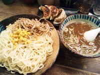 「らいおんもやしつけ麺（930円）+中盛り（100円）+餃子3」@らいおん 調布店の写真